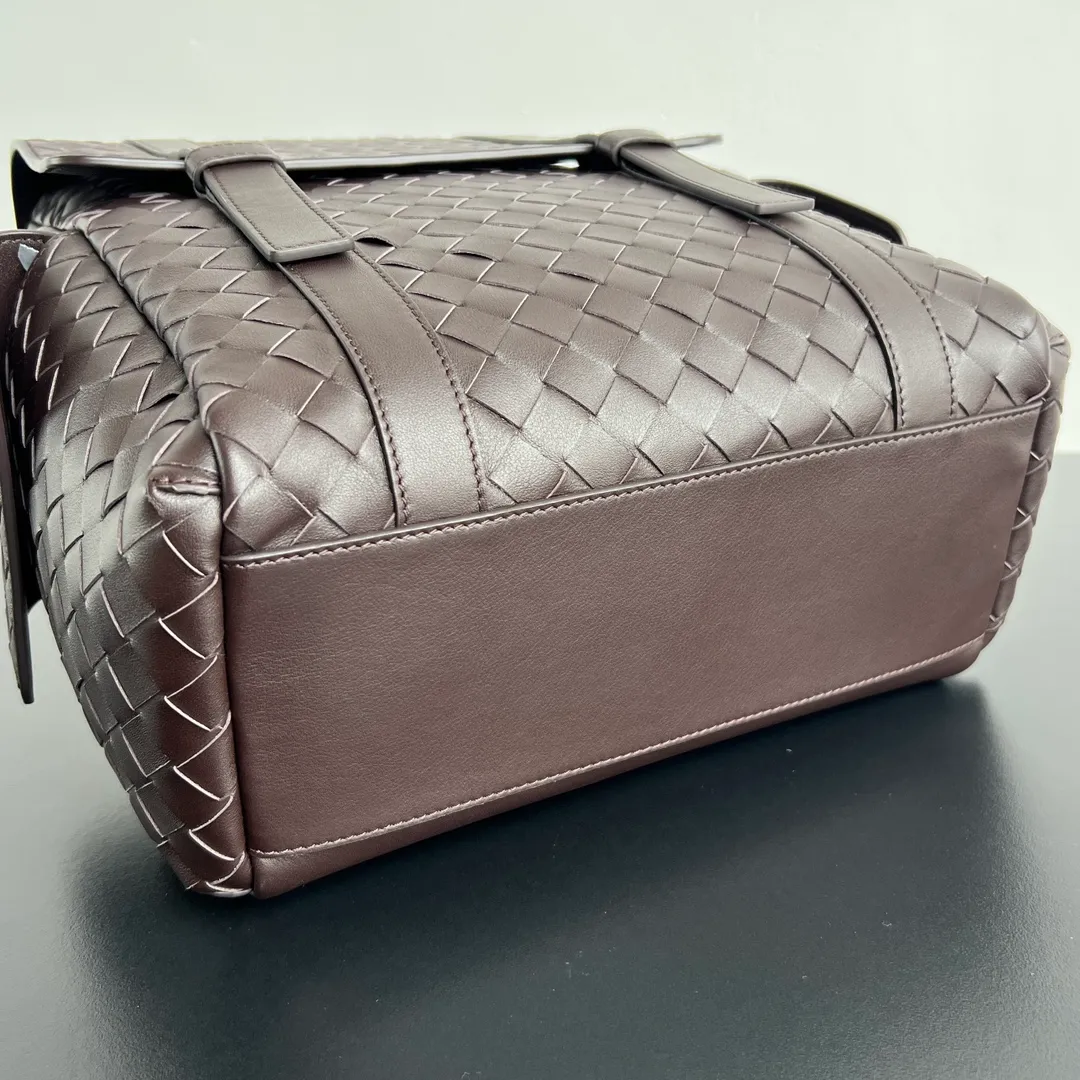 Batch 2560 #BV new men's backpack, super popular 🎒805971 ~ Made of soft calfskin, purely handmade. The weaving is tight and regular, the texture is three-dimensional, and the taste is low-key. 💥Hidden magnetic buckle opening and closing and multi-compartment storage allow for seamless switching between business and commuting. The interior is made of canvas that is wear-resistant and durable. It is highly recommended to brothers who pursue fashion and practicality. You will never be disappointed 👍 Dimensions: 39x31x14
